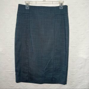 Ann Taylor pencil skirt size 8P. Dark Green/White.
